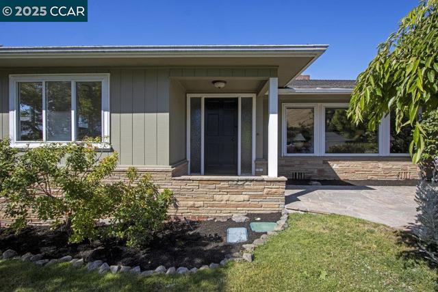 1071 Serrano Ct, Lafayette CA: https://media.crmls.org/mediaz/afe4d234-f93a-4163-bcb0-e56a37ac9680.jpg