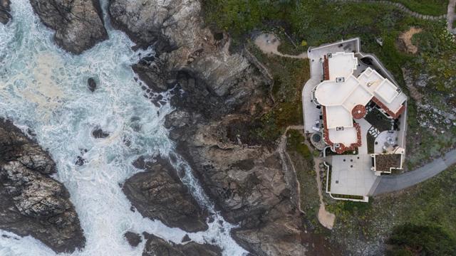36654 Highway 1, Carmel CA: https://media.crmls.org/mediaz/afe4f95b-6c52-4a6c-ad04-01dae75eb558.jpg