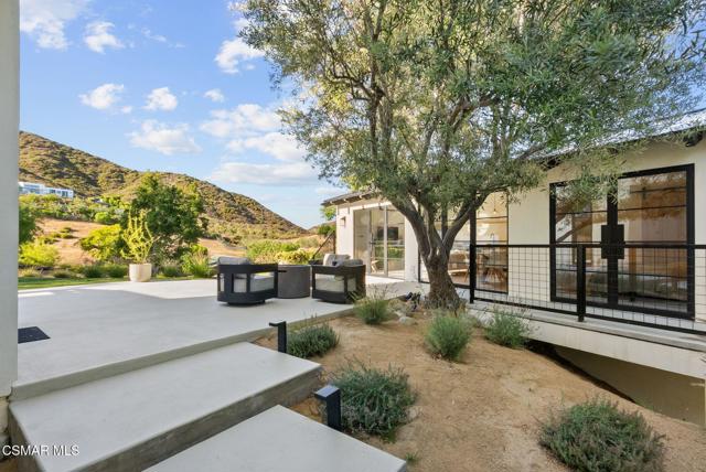 33235 Mulholland Highway, Malibu CA: https://media.crmls.org/mediaz/afe7127d-1aa4-4b59-8964-93073a4d2099.jpg