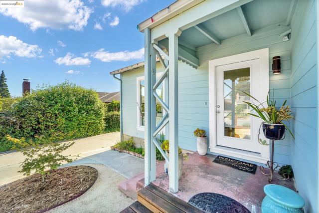 725 Trevethan Ave, Santa Cruz CA: https://media.crmls.org/mediaz/afe98154-b52d-4497-87a9-54ce2d3c3190.jpg