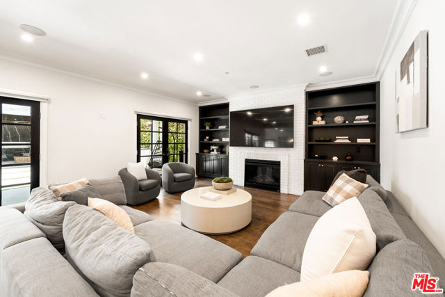 4469 Stern Avenue, Sherman Oaks CA: https://media.crmls.org/mediaz/afe9cf3f-15c4-4ba4-8bfe-b2bb4e8efe70.jpg