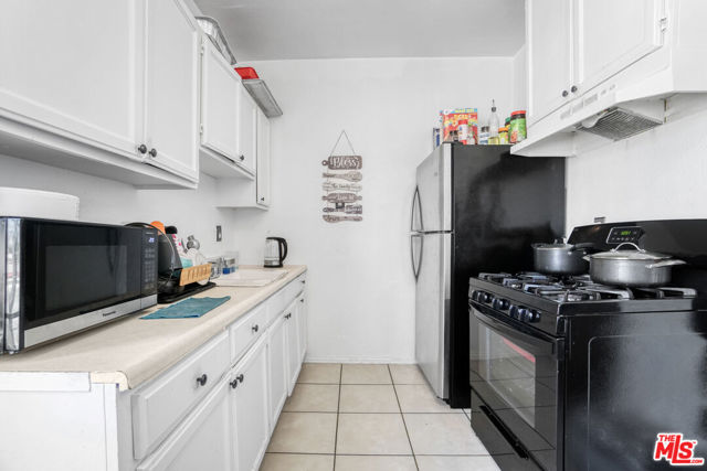 2074 W 54th Street, Los Angeles CA: https://media.crmls.org/mediaz/afea339a-5d6b-4d57-a02a-1ba02af84779.jpg