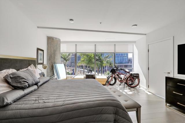 888 W E St, San Diego CA: https://media.crmls.org/mediaz/afeabe14-a3ad-4a8e-a02d-975195e9e399.jpg