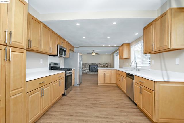 2086 Oakridge Ln, Pittsburg CA: https://media.crmls.org/mediaz/afeae3c0-fbfe-467c-8b6e-9a143b1564bc.jpg