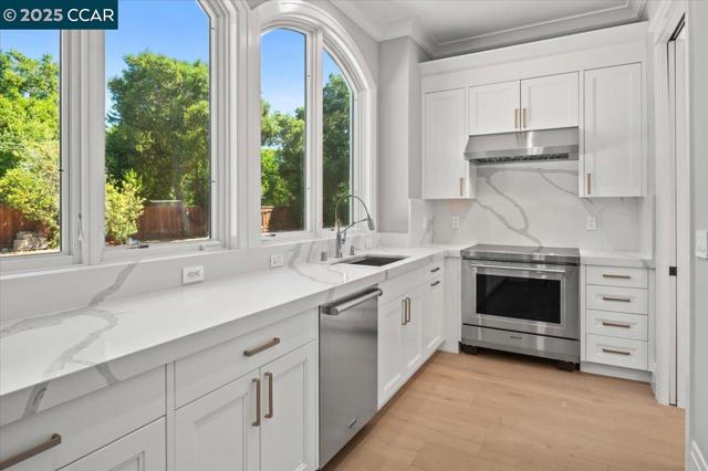 74 Middlefield Rd, Atherton CA: https://media.crmls.org/mediaz/afeb5b59-383b-441f-9d2f-422d614008e7.jpg