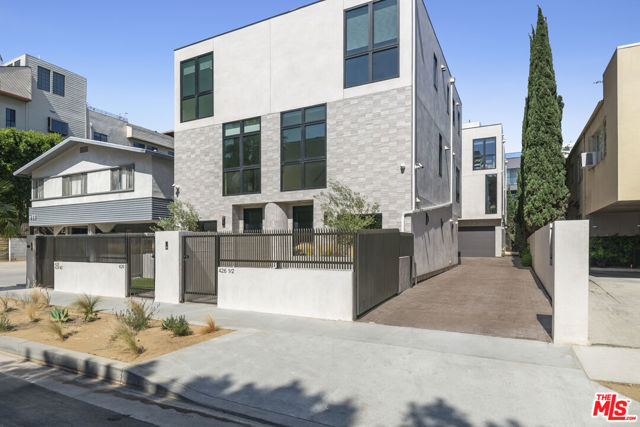 426 Arnaz Drive, Los Angeles CA: https://media.crmls.org/mediaz/afebbdec-569f-46bf-a3d0-954275c5dfe8.jpg