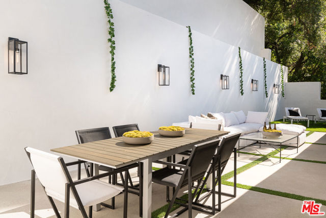 9836 Yoakum Drive, Beverly Hills CA: https://media.crmls.org/mediaz/afec8478-baf4-4663-baf8-8a08d7f948b8.jpg