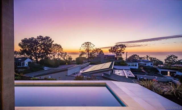 722 Amphitheatre Dr, Del Mar CA: https://media.crmls.org/mediaz/afec89bd-25cb-457b-aea6-505a3f14442a.jpg