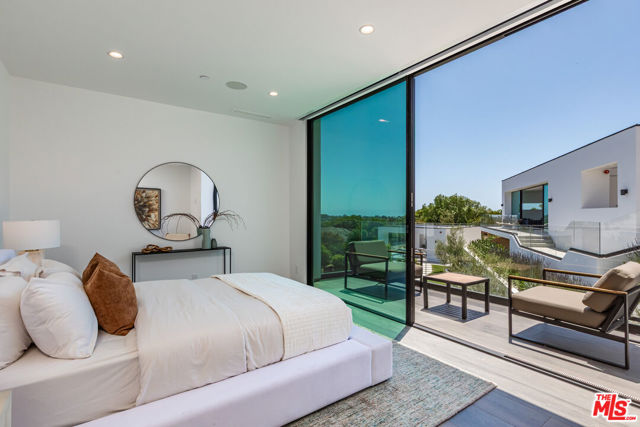 6156 Zumirez Drive, Malibu CA: https://media.crmls.org/mediaz/afecfa38-602b-4cbe-bb54-3d33ae3861bd.jpg
