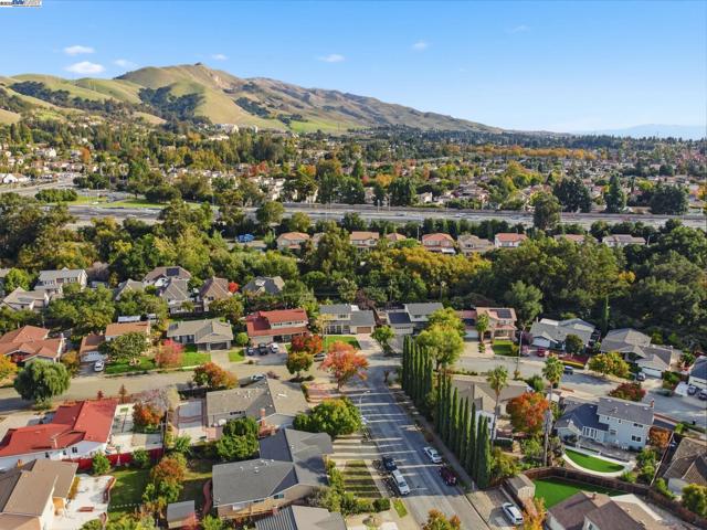 42293 Camino Santa Barbara, Fremont CA: https://media.crmls.org/mediaz/afed2094-8f8a-4b96-a083-0977991960e6.jpg