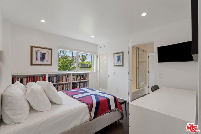 483 Carroll Canal Court, Venice CA: https://media.crmls.org/mediaz/afed5e36-990c-406f-8597-c3e6477b0db9.jpg