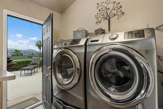 220 Journeys End, Vista CA: https://media.crmls.org/mediaz/afedd294-6fbf-4fd2-84c6-f159f334165d.jpg