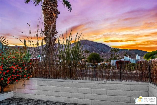 45864 Shadow Mountain Drive, Palm Desert CA: https://media.crmls.org/mediaz/afee1561-c769-4411-b692-8da76799ae8a.jpg