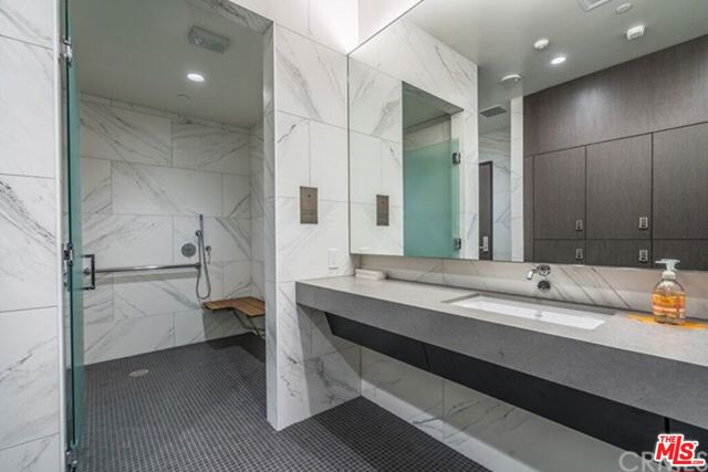 889 Francisco Street, Los Angeles CA: https://media.crmls.org/mediaz/afeed36a-d3a6-445a-96cc-cd04b498c4d4.jpg