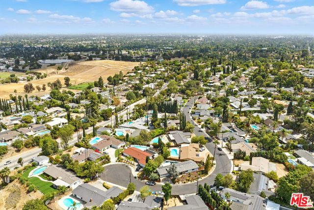 20835 Tiara Street, Woodland Hills CA: https://media.crmls.org/mediaz/afef5002-d6af-4e01-bf7a-90a7178fb9cc.jpg
