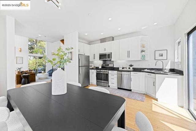 3927 Cerrito Ave, Oakland CA: https://media.crmls.org/mediaz/aff03ac1-5397-4e74-931e-29e6e2bfcf7f.jpg