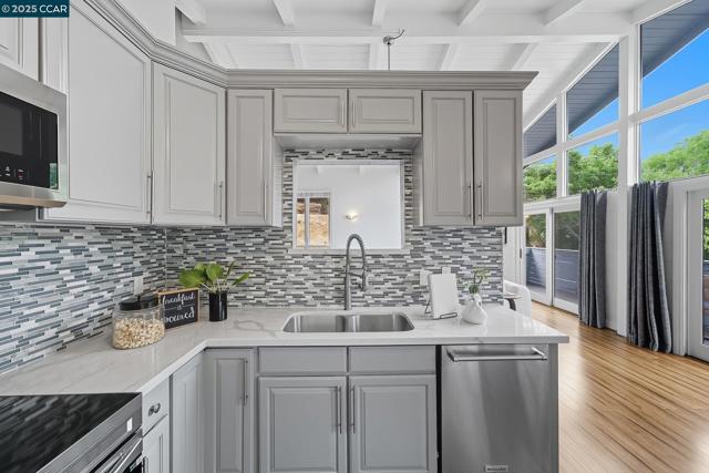 50 Brookwood Rd, Orinda CA: https://media.crmls.org/mediaz/aff18615-2f01-4321-bb15-dd8951a00873.jpg