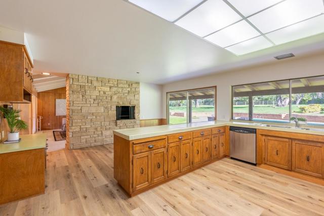 10 Ring Lane, Carmel Valley CA: https://media.crmls.org/mediaz/aff1af12-7735-4625-91e4-7ad1827f16ae.jpg