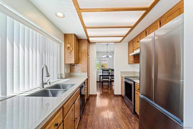 2708 MEDFORD CT, Carlsbad CA: https://media.crmls.org/mediaz/aff1d141-8a4c-4931-ba7e-d899e2f767d8.jpg