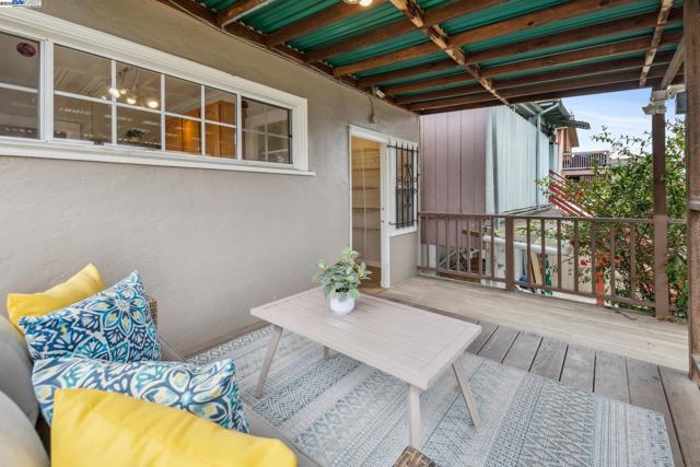 545 Central Ave, Alameda CA: https://media.crmls.org/mediaz/aff1f072-7250-4a86-b816-9f4f0b458ff7.jpg
