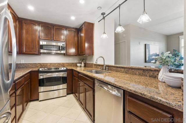 2445 Brant St, San Diego CA: https://media.crmls.org/mediaz/aff20308-8dca-446a-9d8e-799dd20d9b2e.jpg