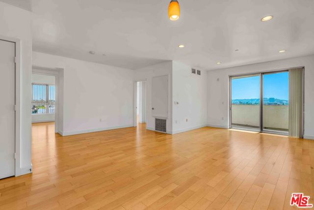 1260 S Corning Street, Los Angeles CA: https://media.crmls.org/mediaz/aff24dea-59b7-4c82-870f-1c43a0305d8b.jpg
