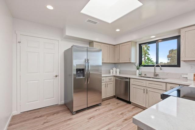 Detail Gallery Image 11 of 42 For 597 via Cantebria, Encinitas,  CA 92024 - 2 Beds | 2/1 Baths
