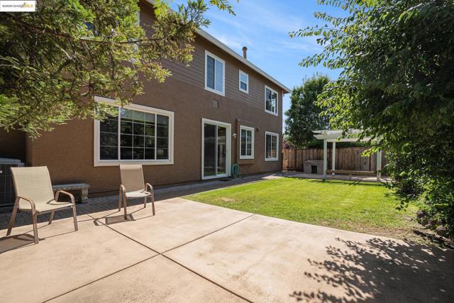 1139 Jordan Ct, Brentwood CA: https://media.crmls.org/mediaz/aff30ede-9a7b-4265-bbaf-3addb05439f3.jpg