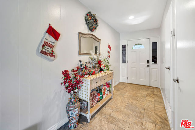 2425 Dusan Street, Simi Valley CA: https://media.crmls.org/mediaz/aff331e4-2a5a-47d5-8113-24cfe336cad9.jpg