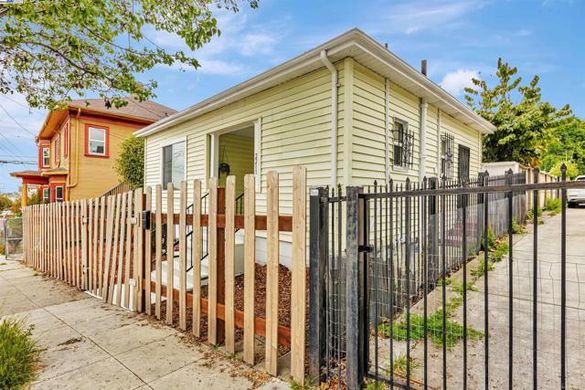 2211 24Th Ave, Oakland CA: https://media.crmls.org/mediaz/aff33d0a-96ce-45ad-a221-6721b246c810.jpg