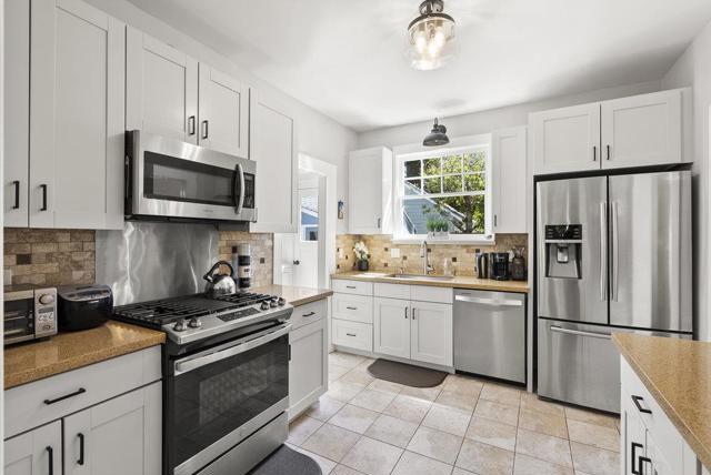 774 Edgewood Road, San Mateo CA: https://media.crmls.org/mediaz/aff3808c-120f-4168-a6c9-fa5bcf510d1e.jpg