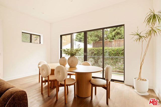 1023 Superba Avenue, Venice CA: https://media.crmls.org/mediaz/aff3ee2e-cdb5-46a5-9b7a-5917e03e3872.jpg