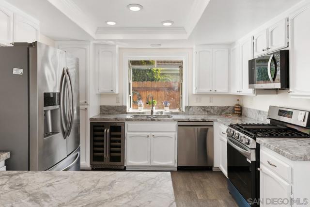 10496 Rancho Carmel dr, San Diego CA: https://media.crmls.org/mediaz/aff41afb-006f-4257-aa67-07a562f74017.jpg