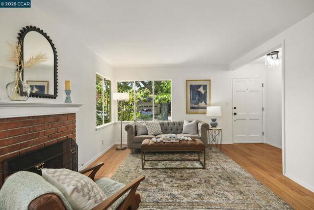 71 Maple Ln, Walnut Creek CA: https://media.crmls.org/mediaz/aff47099-93a6-40da-b5e6-c8d0fb22efd6.jpg