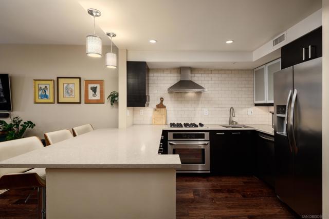 500 W Harbor Dr, San Diego CA: https://media.crmls.org/mediaz/aff5c910-3fde-4965-bdac-65020aad3cf7.jpg