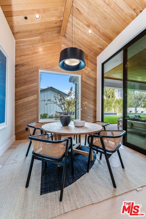 15907 Valley Vista Boulevard, Encino CA: https://media.crmls.org/mediaz/aff7ae34-aadf-431a-aa4b-8cb008e7c41b.jpg