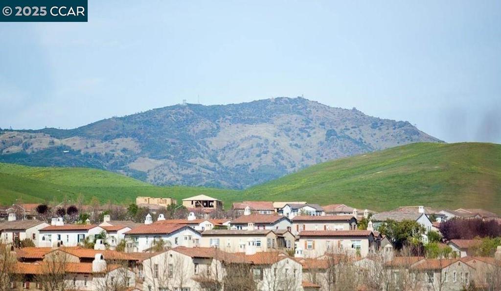 https://media.crmls.org/mediaz/aff80d8c-8e29-48b2-8d5c-0eb71b507883.jpg?preset=X-Large