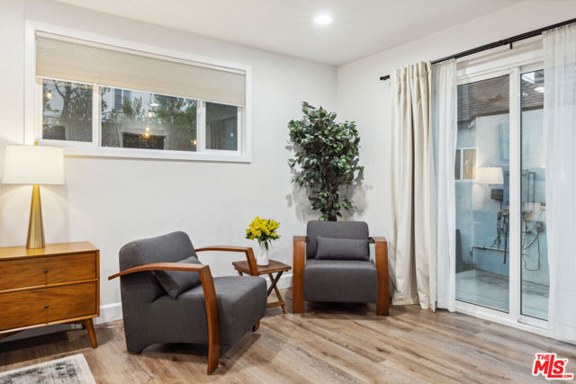 821 S Cloverdale Avenue, Los Angeles CA: https://media.crmls.org/mediaz/aff8b08d-c7a6-4e81-9c3d-c5514da088e5.jpg