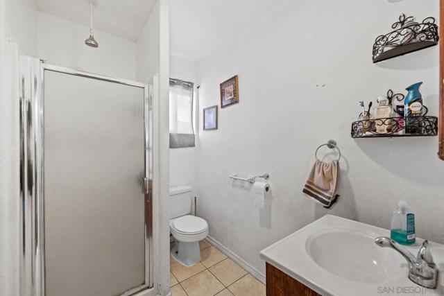 124 E View St, Fallbrook CA: https://media.crmls.org/mediaz/aff8fdee-be25-4a3d-a9fb-f6f8472a4cca.jpg