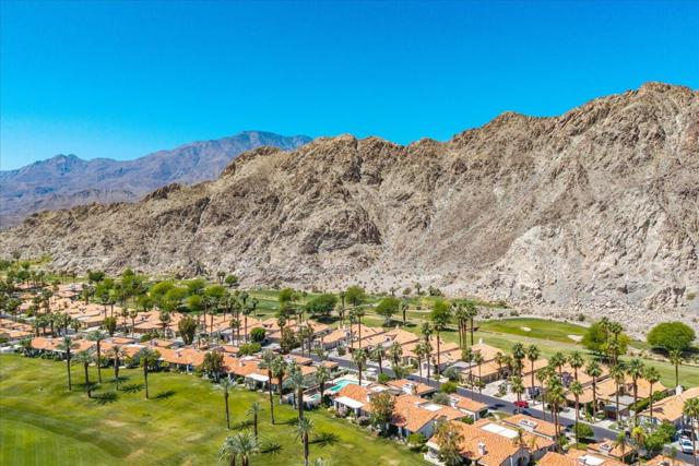 55334 Riviera, La Quinta CA: https://media.crmls.org/mediaz/aff9e42b-ef19-4d4a-8b63-88810d3d593e.jpg