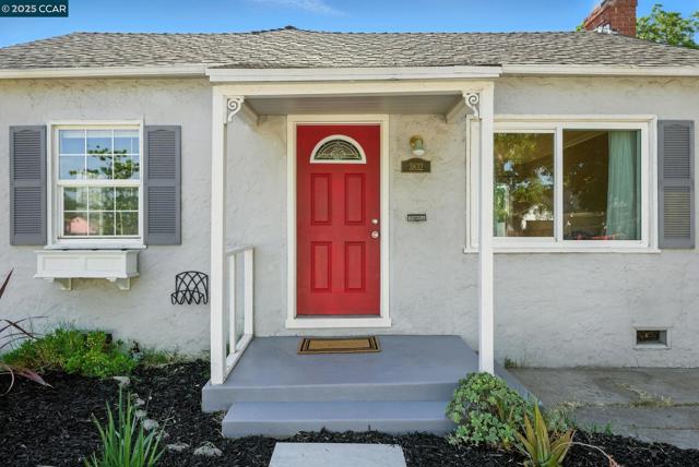 3832 33rd St, Sacramento CA: https://media.crmls.org/mediaz/affa417f-d2d8-4f82-ace2-d728b7564155.jpg