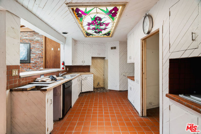 7319 Woodrow Wilson Drive, Los Angeles CA: https://media.crmls.org/mediaz/affb2563-1c0c-45e0-bae5-164d5074bca2.jpg