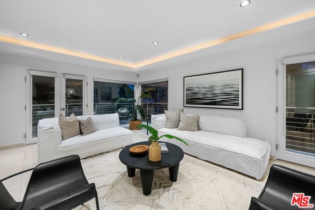 3111 Belden Drive, Los Angeles CA: https://media.crmls.org/mediaz/affb8383-c6aa-48d7-b4b5-b830907c8c70.jpg