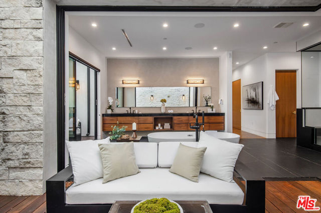 4544 Woodley Avenue, Encino CA: https://media.crmls.org/mediaz/affba6a3-faaf-4d4c-99f4-e2de94634403.jpg