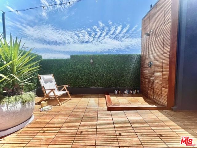 2513 Lincoln Boulevard, Venice CA: https://media.crmls.org/mediaz/affc1855-4433-4755-a5af-3a4ed5401d2c.jpg