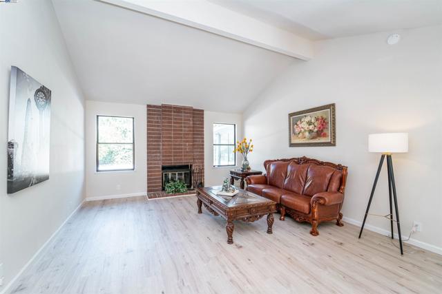 Image 4 of 33 For 3767 Fairlands Dr