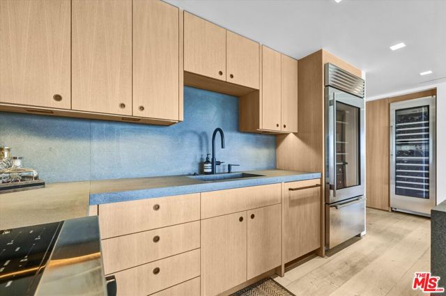 999 N Doheny Drive, West Hollywood CA: https://media.crmls.org/mediaz/affc5fed-a303-4a4d-b2ec-8f77e986ee0f.jpg