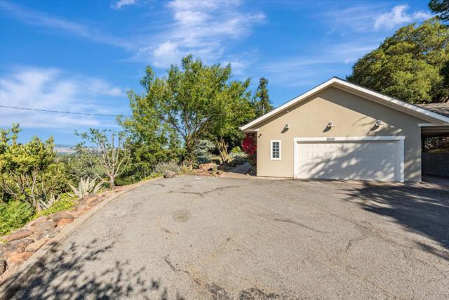 15010 Larga Vista Drive, Los Gatos CA: https://media.crmls.org/mediaz/affccba4-6d68-4403-9d23-6f5df754dd65.jpg