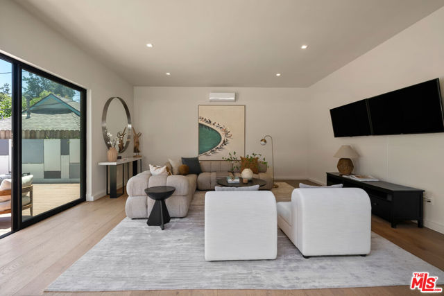 4299 Elmer Avenue, Studio City CA: https://media.crmls.org/mediaz/affcfb70-2450-4f1e-b536-8d83441972bb.jpg