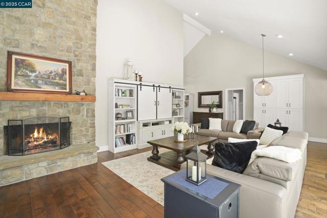 24 Ray Ct, Alamo CA: https://media.crmls.org/mediaz/affddcd1-8504-4969-8a40-551e253ca518.jpg